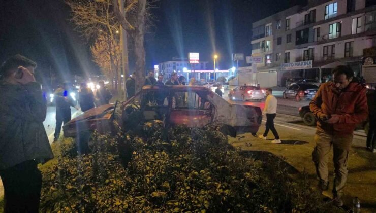 Otomobil refüjdeki ağaca çarptı: 1 kişi yaralandı