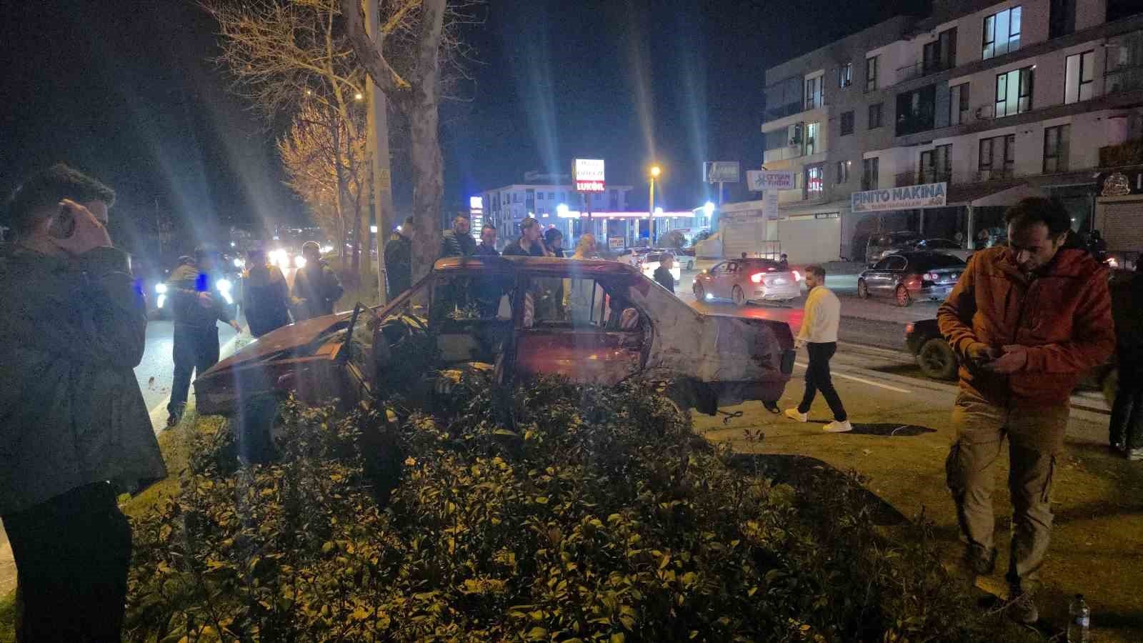 Otomobil refüjdeki ağaca çarptı: 1 kişi yaralandı