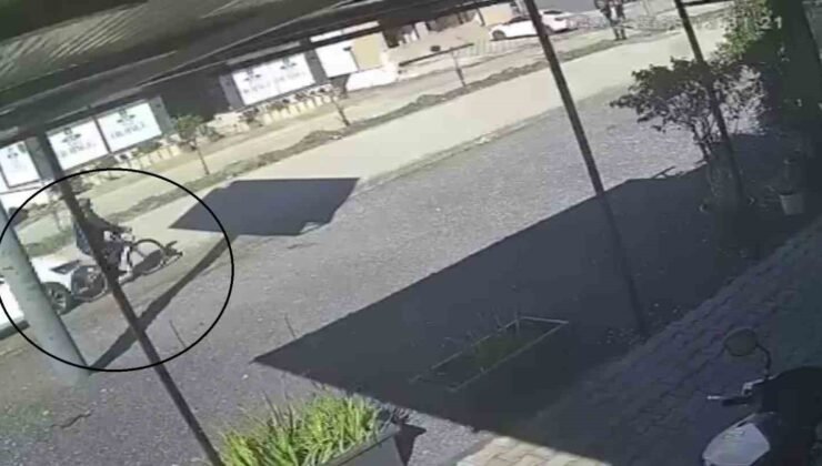 Otomobilin çarptığı bisikletli adam öldü, o anlar kamerada
