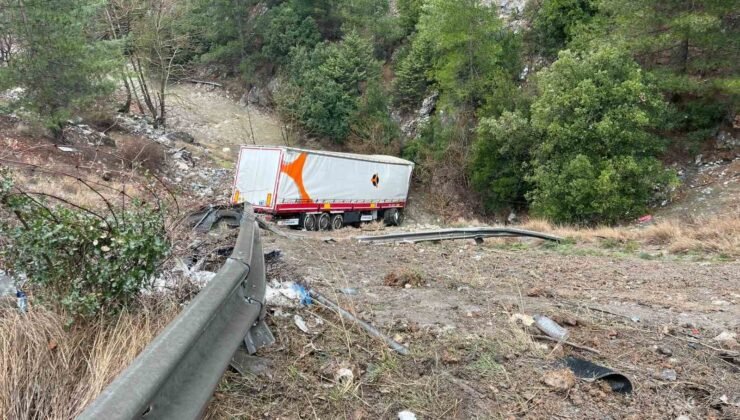 Otoyolda tır bariyerlere çarpıp şarampole yuvarlandı: 2 yaralı