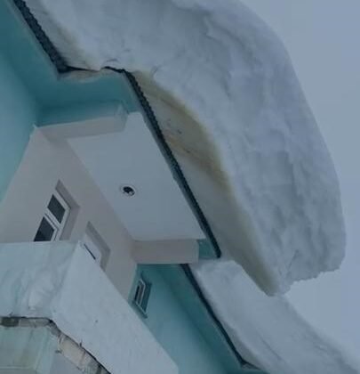 Ovacık’ta bina çatılarında sarkan kar kütleleri hayrete düşürdü