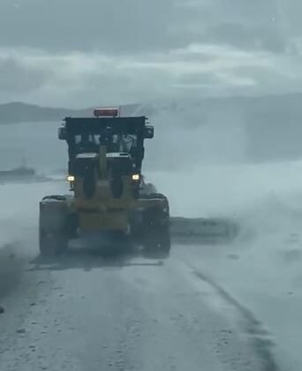 Özel İdare ekipleri tipiden kapanan yolları açmak için aralıksız çalışıyor