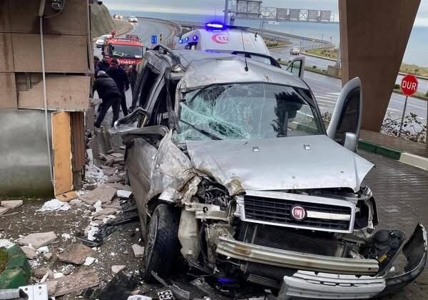 Panelvan araç hastanenin güvenlik kulübesine çarptı; baba ve oğlu yaralandı