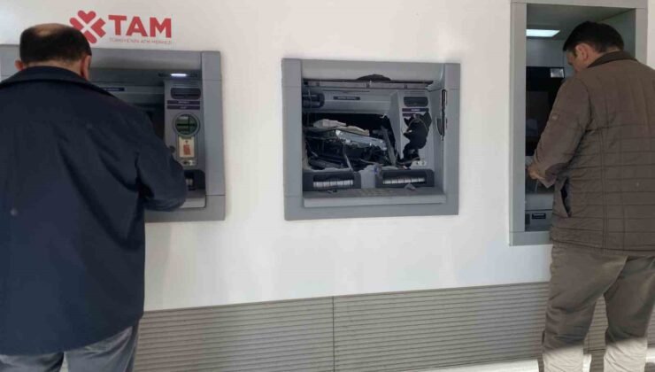 Para çekemediği ATM’yi balyozla parçaladı