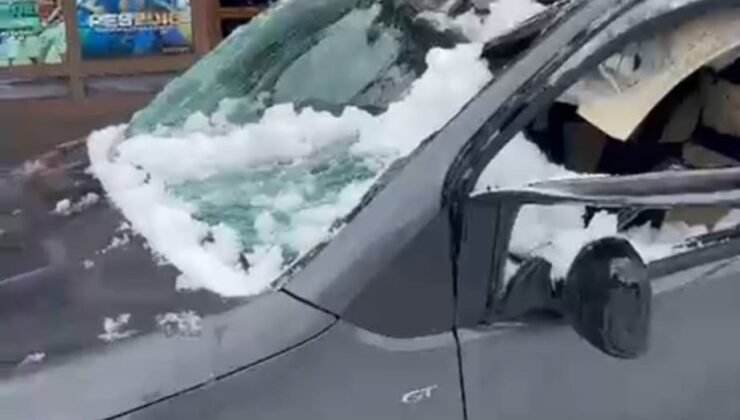Park halindeki aracın üzerine çatıdan kar kütlesi düştü