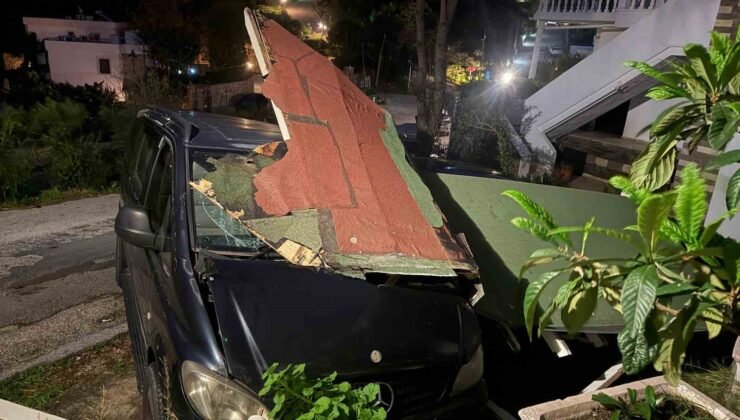 Park halindeki araçların üzerine yıkıldı