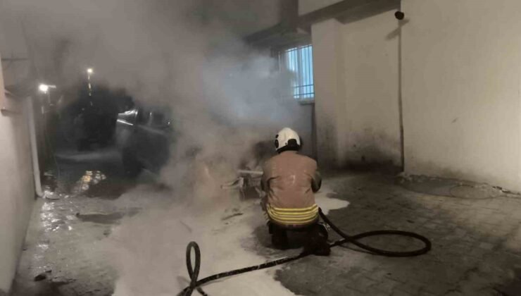 Park halindeki otomobil alevlere teslim oldu