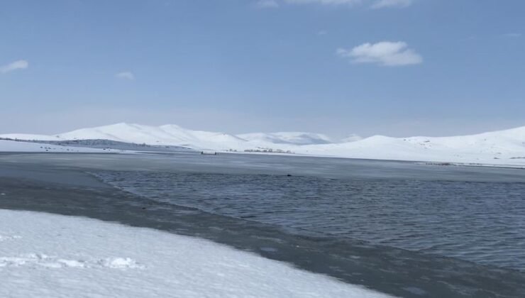 Patnos Barajı, karla örtülü dağlar ve mavi rengiyle büyüledi