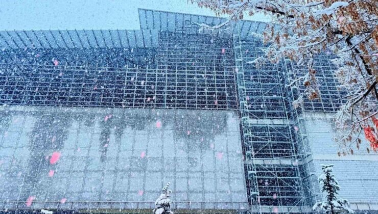 Patnos’ta sıcak hava yerini kar yağışına bıraktı