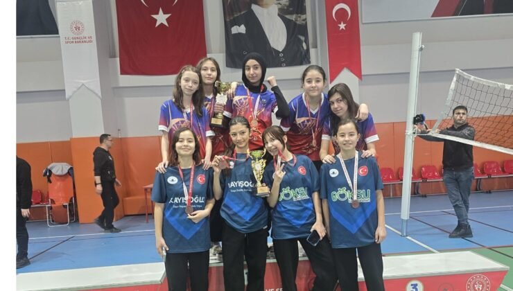 Pazarlar Ortaokulu’ndan badmintona büyük başarı