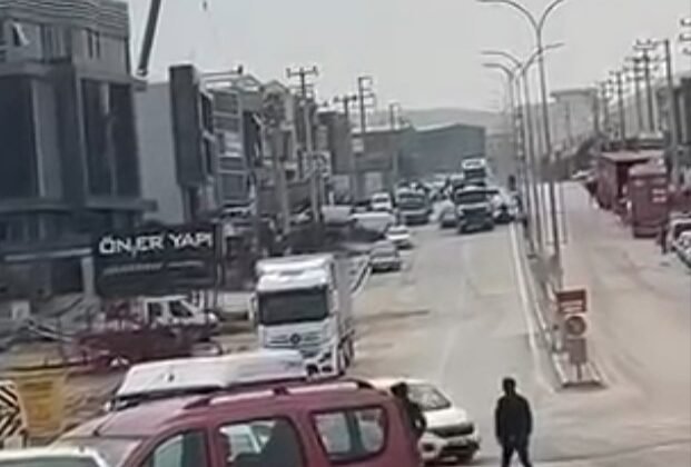 Polis kovalamacasında film gibi anlar: Şüpheli araç kamyon şoförünün hamlesiyle durduruldu