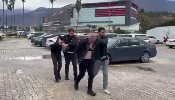 Polis memuruna kafa atan ve hakaret eden şahıs tutuklandı