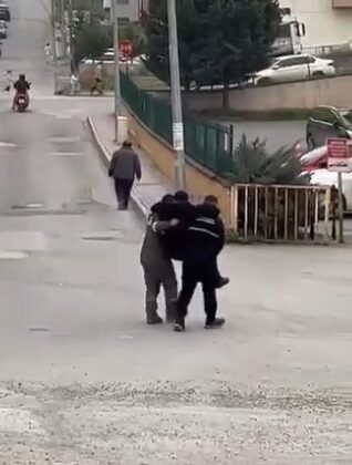 Rahatsızlanan yaşlı vatandaşı belediye işçileri kucaklarında taşıdı