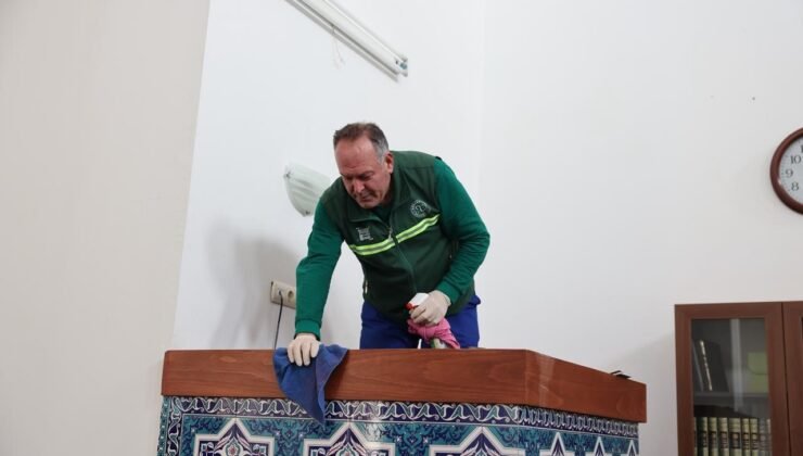 Ramazan ayı öncesi Arnavutköy’de camiler gül suyu ile temizleniyor