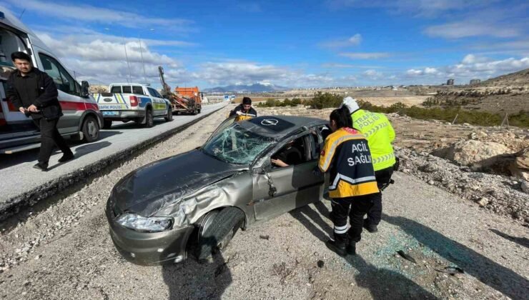 Refüje çarpan otomobil şarampole takla attı: 1 yaralı