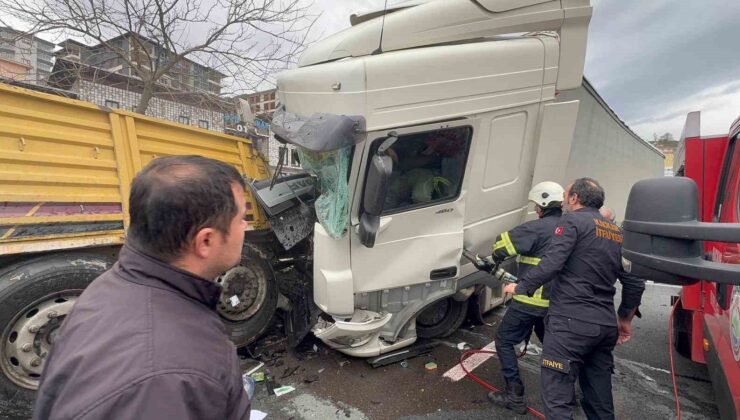 Rize’de arıza yaptığı için park halinde olan tıra başka bir tır çarptı: 1’i ağır 4 yaralı