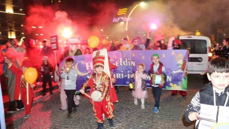 Rize’de minikler ve aileleri Ramazan ayını fener alayı ile karşıladı