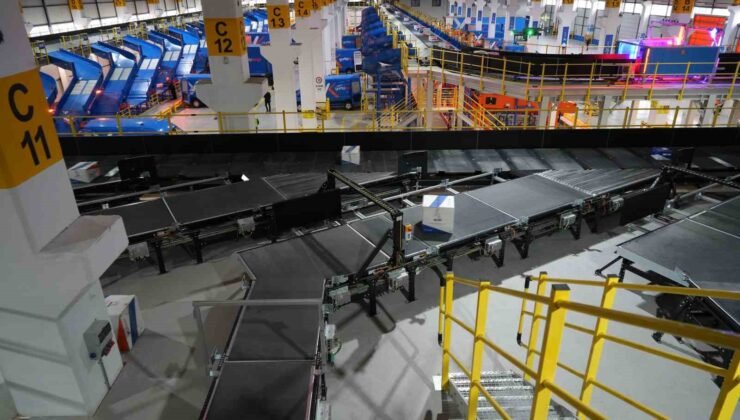 Saatte 25 bin kargo, insan eli değmeden bir araçtan diğerine yükleniyor