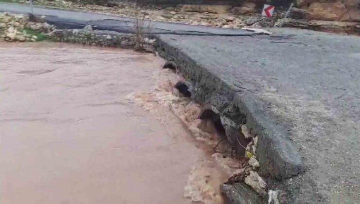 Sağanak sonrası dereler coştu, köprüler hasar aldı