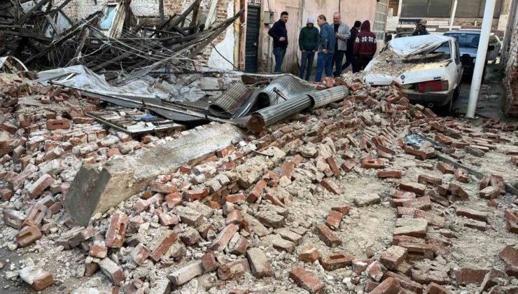 Sağanak yağış Sarıgöl’de metruk bir binayı yıktı