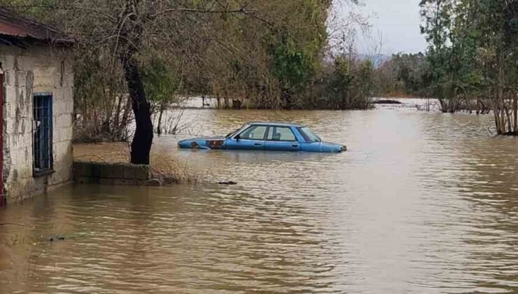 Sağanak yağmurdan sonra şaşırtan görüntü, dağda devasa şelaleler oluştu