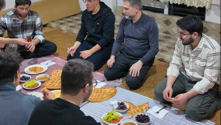 Sahur sofrasında öğrencileri yalnız bırakmadı