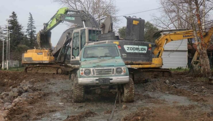 Sakarya’da “fıkra gibi olay: Kurtarmaya gelen de battı