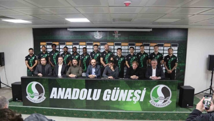 Sakaryaspor’da transferin son gününde 13 imza birden atıldı