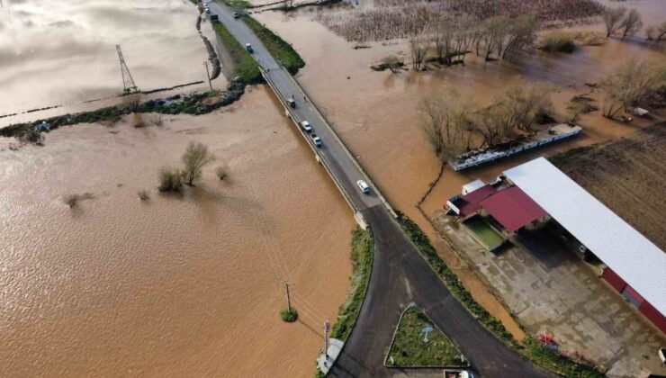 Salihli’de sel felaketi: Köprü yıkıldı, nehir taştı, yollar kapandı