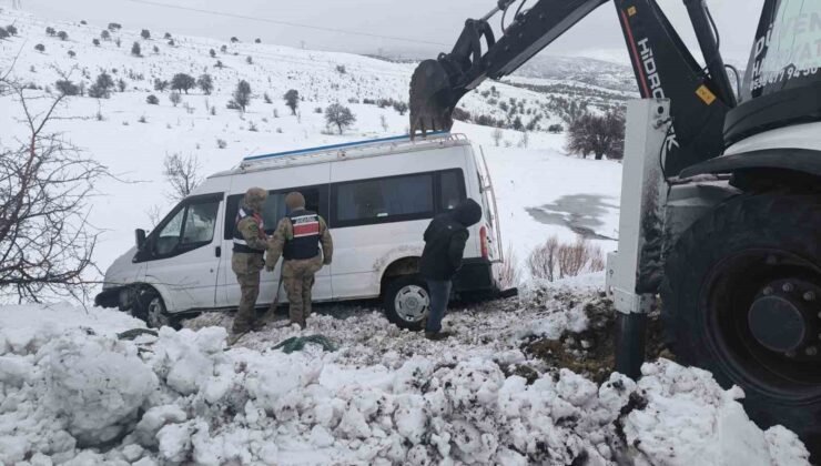 Şarampole sürüklenen minibüs, ekipler tarafından kurtarıldı