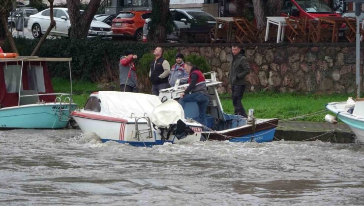 Sarıçay’da balıkçı nöbeti: Balıkçılar tekneleri batmasın diye bekliyor