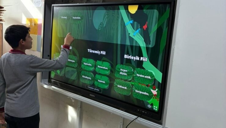 Sarıgöl Kızılçukur Ahmet Şılak Ortaokulu’na yeni akıllı tahtalar kuruldu