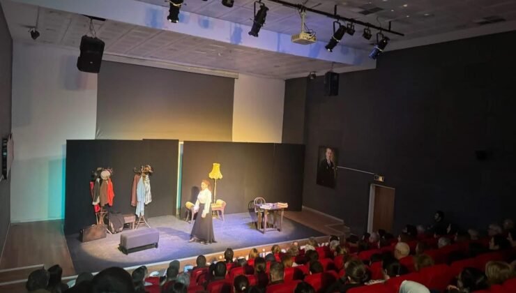 Sarıgöl’de tek kişilik oyun ilgi gördü