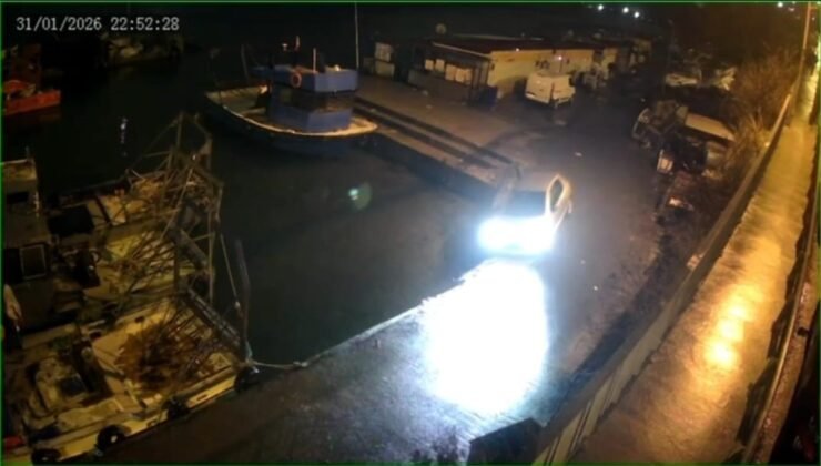 Sarıyer’de aynı yerde aynı şekilde ikinci kez bir araç mendirekte asılı kaldı. O anlar kamerada