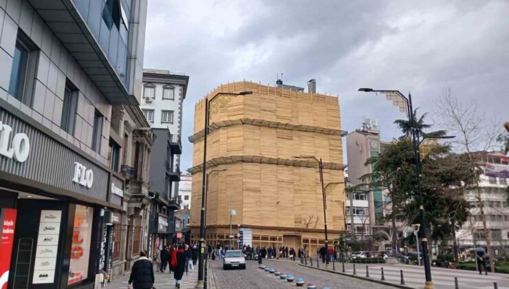 Şehrin merkezinde binayı kereste ile paketlediler