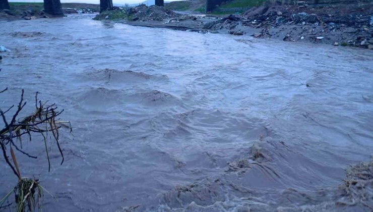 Sel suları Aksu’daki yarım asırlık tarihi köprüye zarar verdi