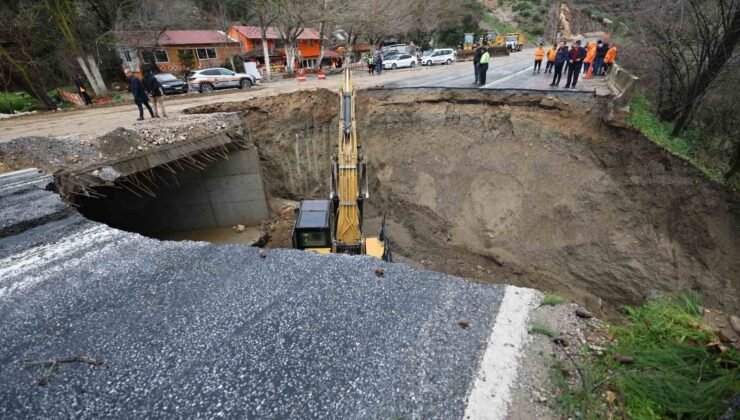 Selçuk – Ortaklar yolu çöktü, yol ulaşıma tamamen kapandı