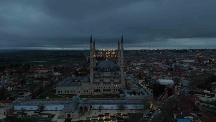 Selimiye Camii’nin minarelerine Ramazan mahyası asıldı