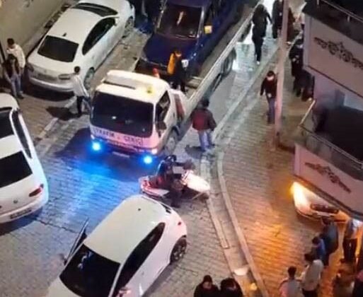 Ses sistemli araç yükledikleri çakarlı çekiciyle trafiği felç eden magandalar kamerada