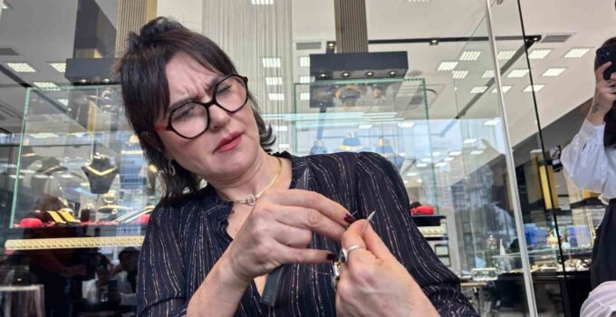 Şevval Sam Trabzon hasırına ilmek attı