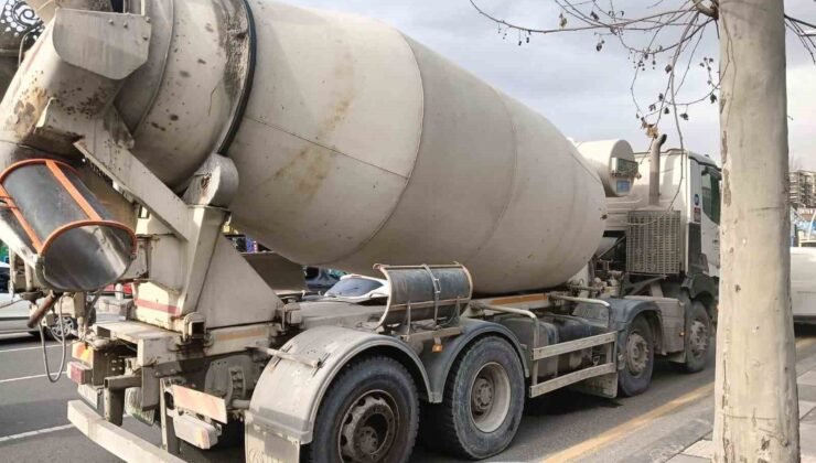 Seyir halindeki beton mikserinden kopan tekerlek üç otomobile çarptı