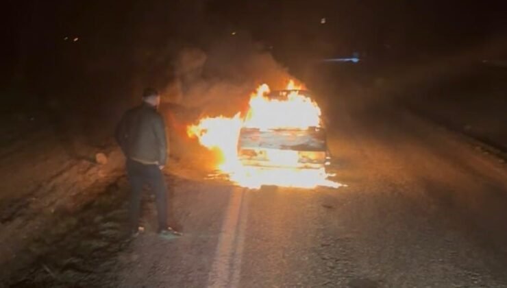 Seyir halindeki otomobil yanarak kullanılamaz hale geldi