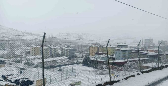 Siirt’te 3 ilçede eğitime kar engeli