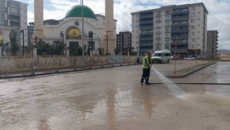 Siirt’te kaldırım ve caddeler yıkanarak dezenfekte edildi