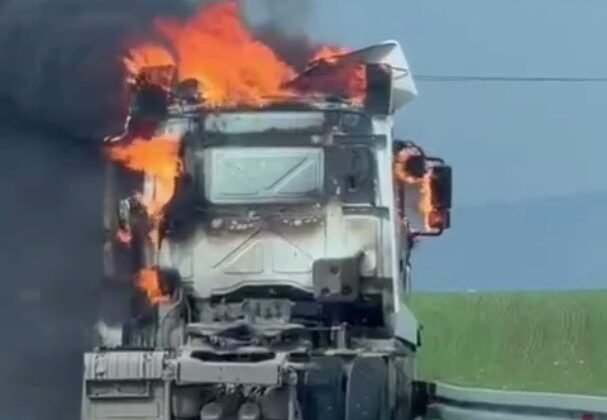 Silopi’de alev alev yanan tır kullanılmaz hale geldi