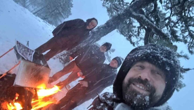 Sındırgı’da zirveye çıkıp kar altında mangal yaktılar