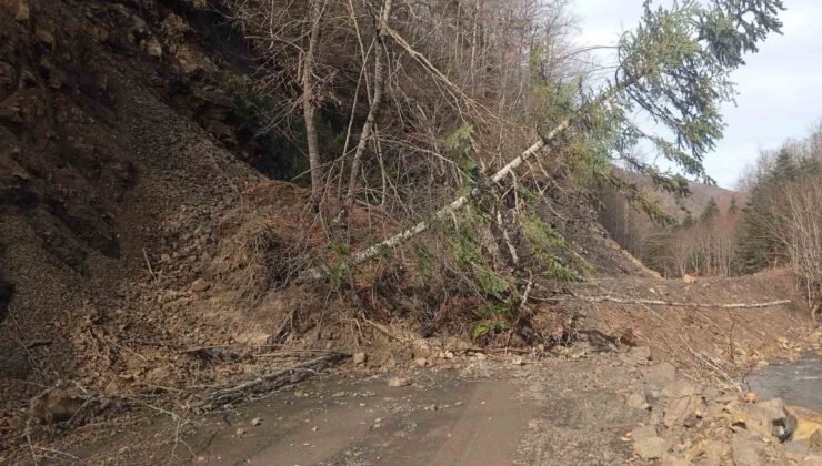Sinop’ta heyelan nedeniyle ulaşım durdu