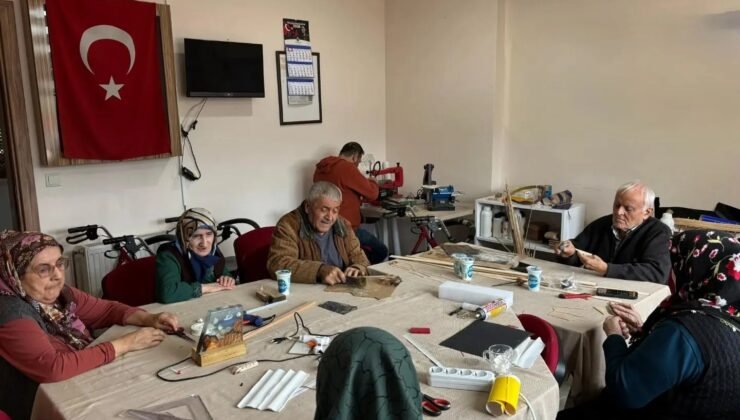 Sinop’ta huzurevi sakinleri, ceviz kabuğu ile minyatür eşyalar üretiyor