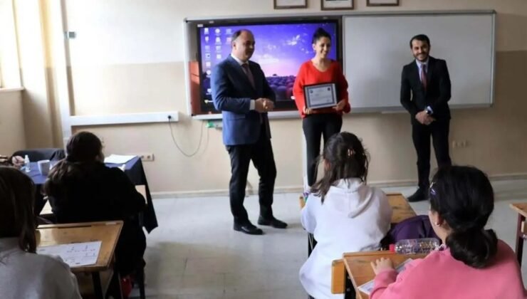 Sinop’ta öğrenciler için gönüllü çalışan öğretmen ödüllendirildi