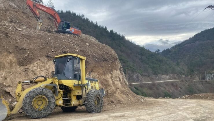 Sinop’ta yol güvenliği için kayalar kırılıyor